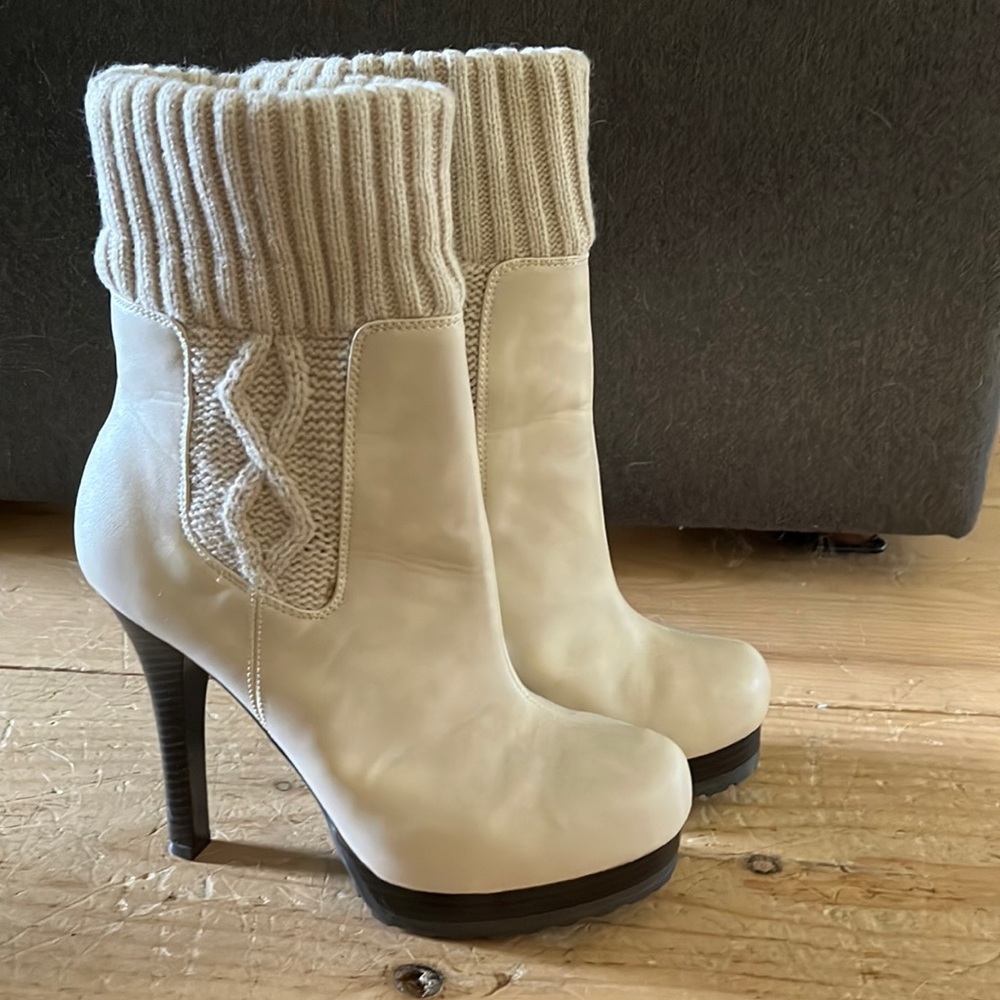 Jennifer Lopz Ivory booties w/ knit cuff - size 8.5